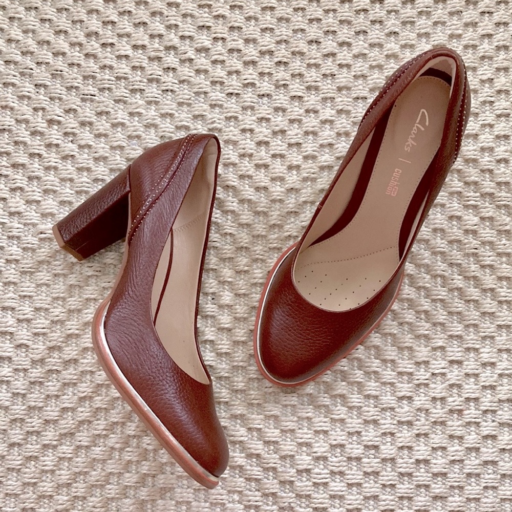 ✨GONE TOMORROW✨ CLARKS Ellis Edith Pebble Leather Gold Trim Heels Brown, Sz 8